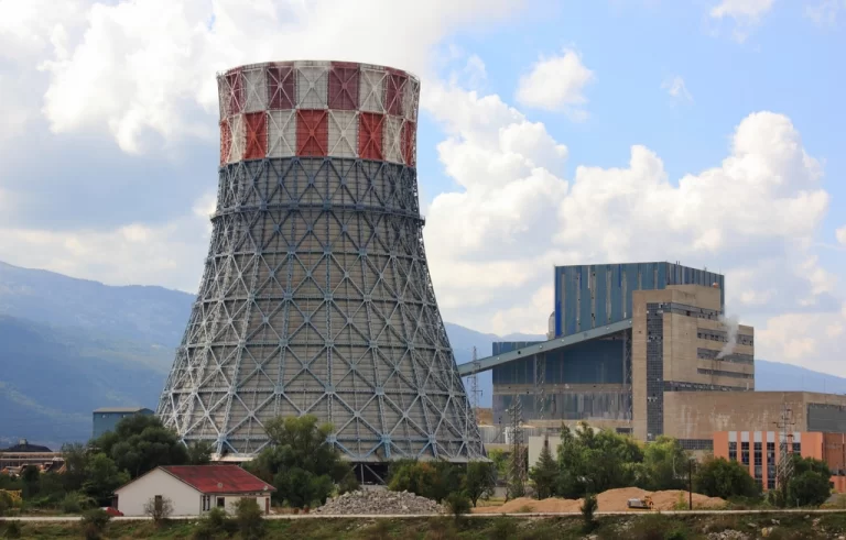 Water use of electricity technologies: A global meta-analysis