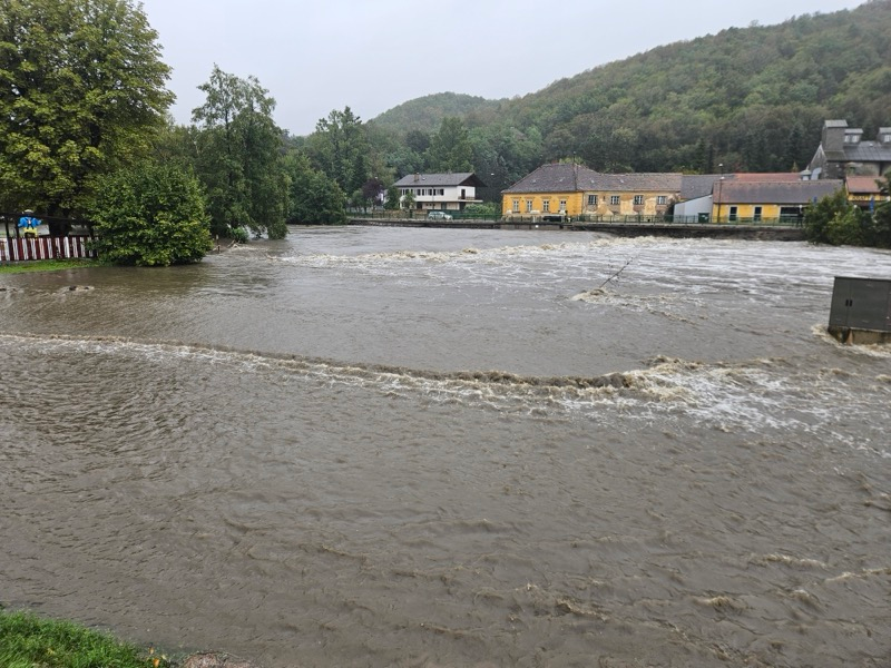 Building materials and emissions from rebuilding under increasing climate-driven flood hazards